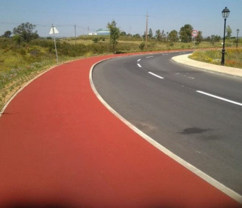 via em betão betuminoso e ciclovia em slurry